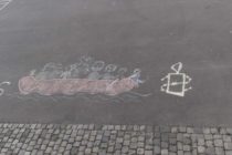 Kreidezeichnung auf Rheinuferpromenade - Solidarität für Geflüchtete