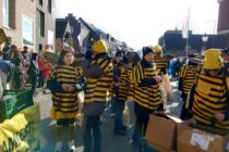 Amnesty Fußgruppe beim Düsseldorfer Karneval 2026 in Bienenkostümen