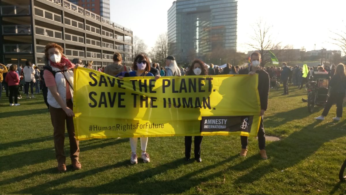 Amnesty beim Globalen Klimastreik in Düsseldorf am 25.03.2022