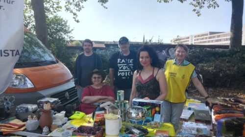 Gruppenfoto vom zakk-Straßenfest am Trödelstand