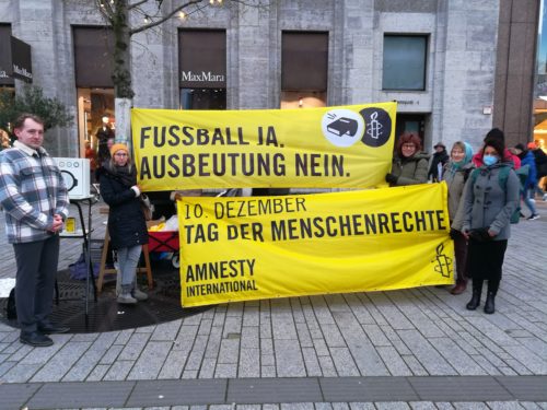 Mahnwache am 10.12.2022 - dem Internationalen Tag der Menschenrechte, mit dem Banner "Fußball ja - Ausbeutung nein".
