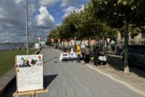 Mahnwache zum 80. Geburtstag von Leonard Peltier in Düsseldorf auf der Rheinuferpromenade