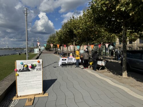 Mahnwache zum 80. Geburtstag von Leonard Peltier in Düsseldorf auf der Rheinuferpromenade