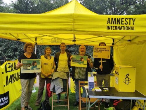 Infostand bei den Hofgartenkonzerten 2023 mit dem Schwerpunkt Klimakrise und der vietnamesischen Klimaaktivistin Huang Hong